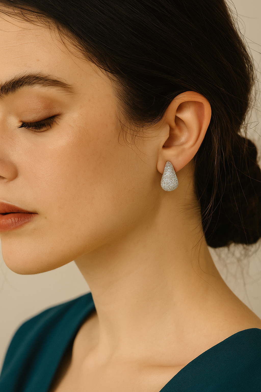 Beautiful pair of Tear Drop tone earrings.